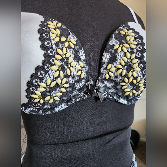 Victoria's Secret - White and Black Very Sexy Bra and Hip Corset set - (36D/M-L) - Picture 9 of 14